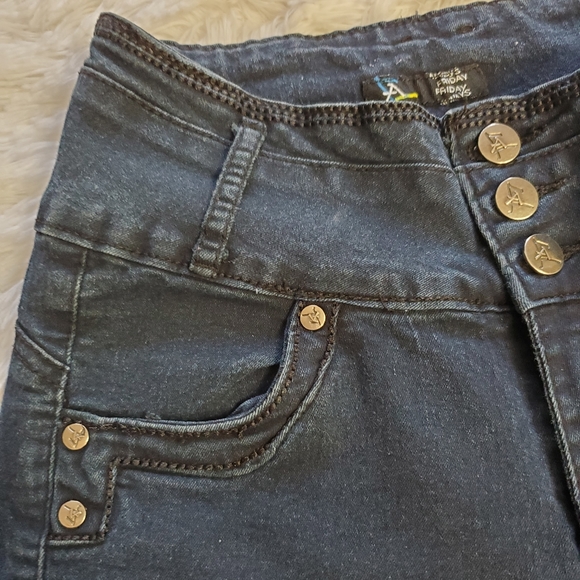 HIGH WAIST DARK WASH BOOTY POPPING DENIM CAPRIS - Picture 3 of 13